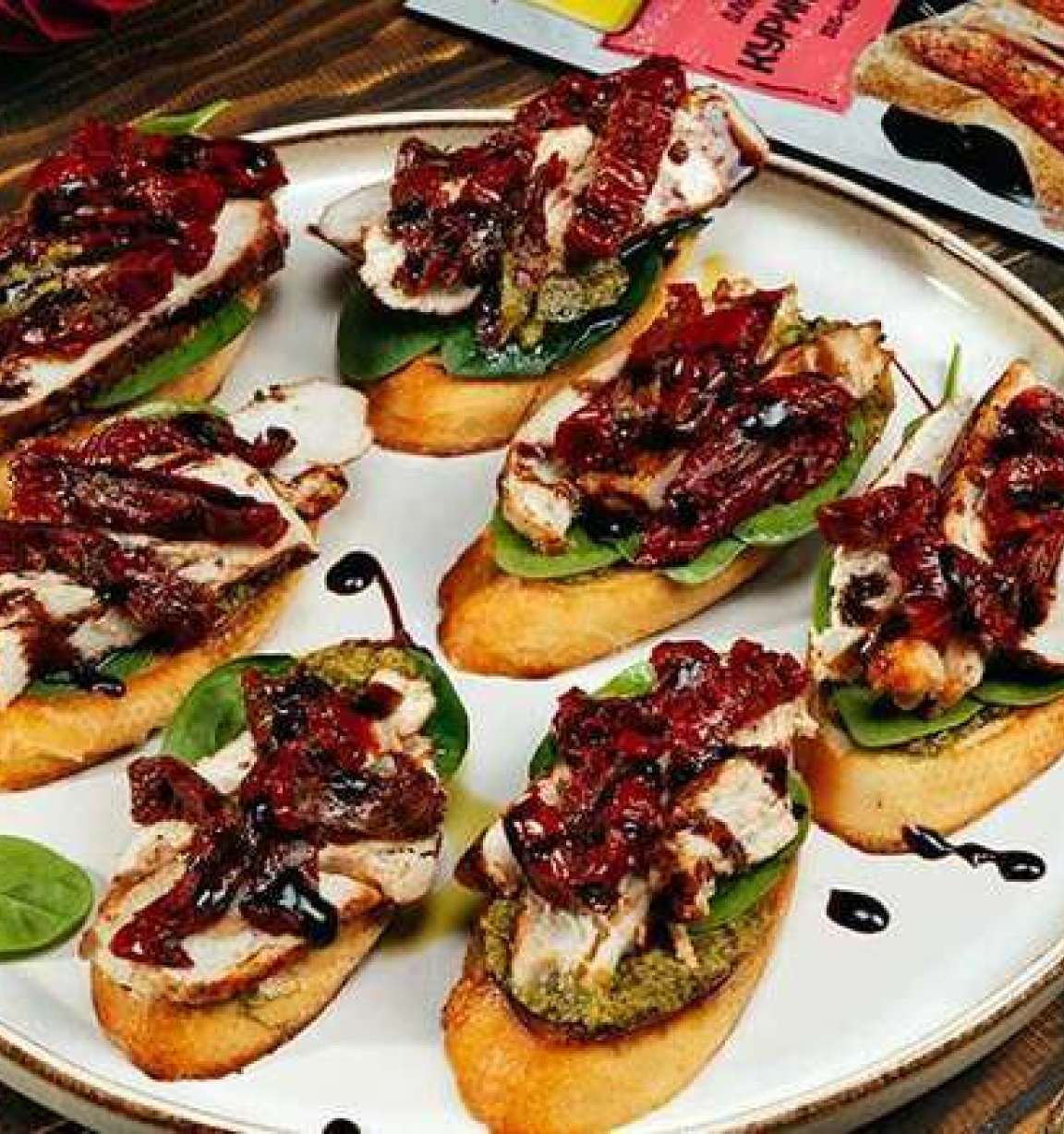 Хрустящая брускетта с курицей, вялеными томатами и соусом песто, пошаговый рецепт с фото