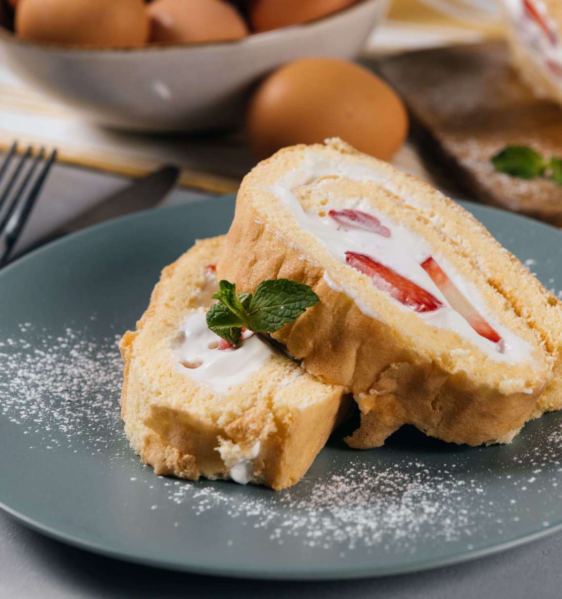 Влажный рулет из бисквита со сливочным кремом и ягодами: рецепт с фото