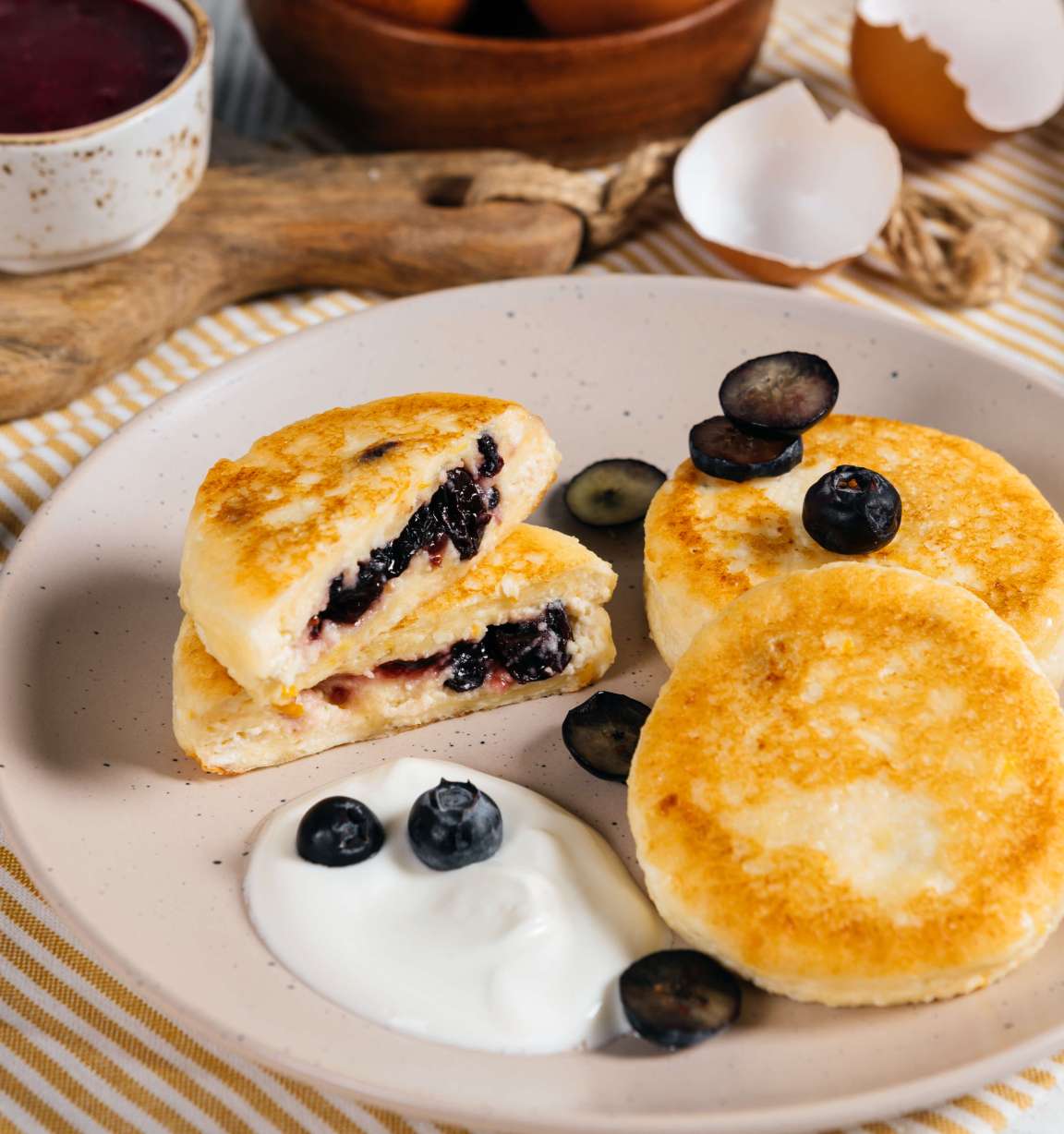 Сырники с яркой начинкой из сухофруктов и ягодного джема: рецепт с фото