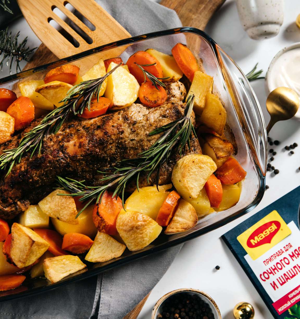 Запечённая в духовке свинина с овощами и розмарином: рецепт с фото