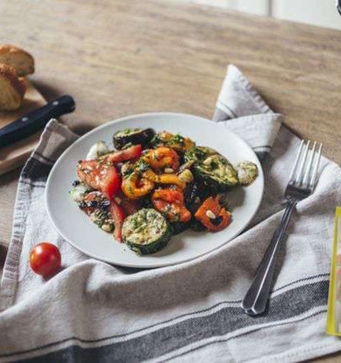 Салат-гриль с кедровыми орешками - рецепт с фото от Maggi.ru