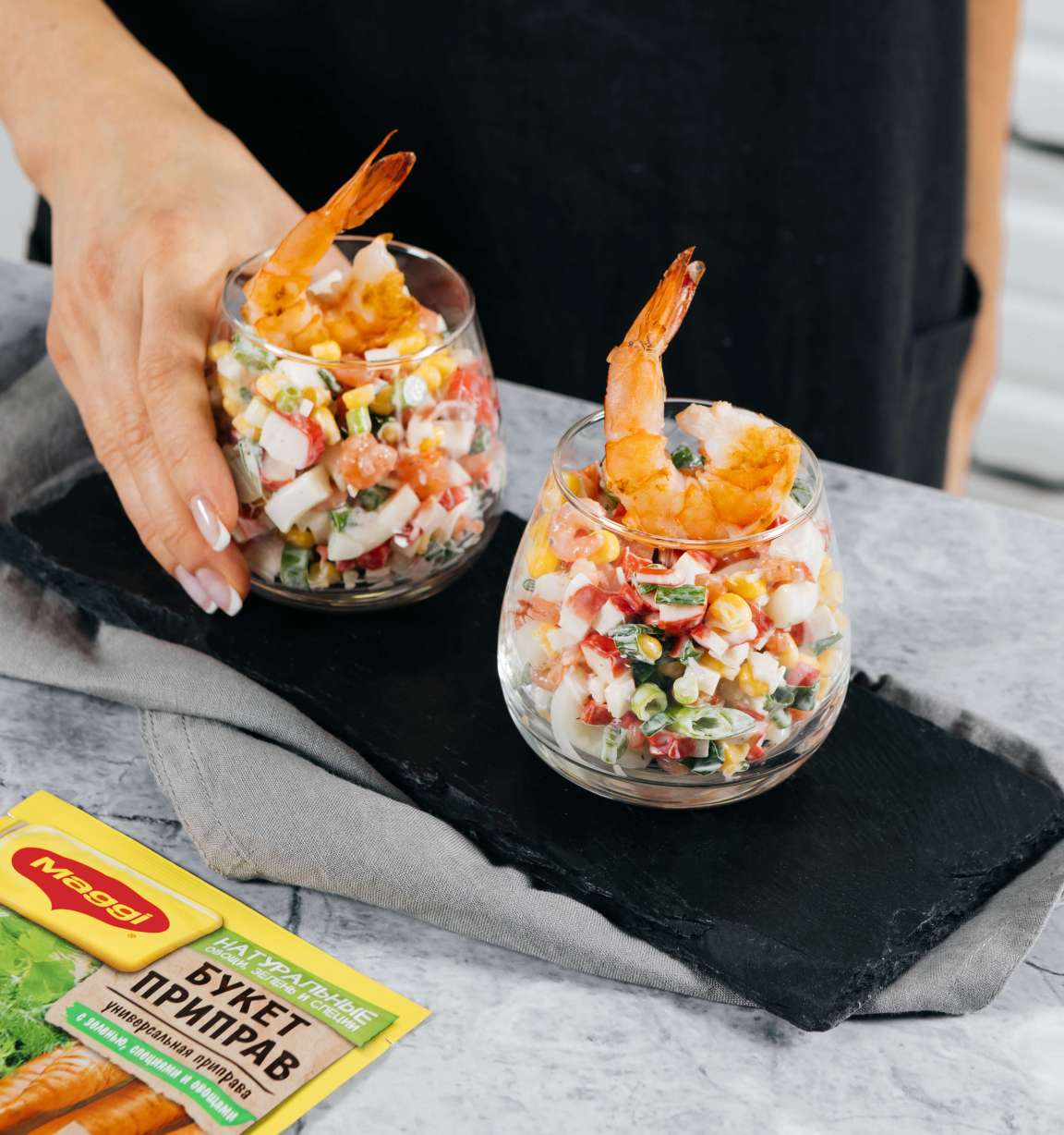 Морской салат с крабовыми палочками, кальмарами и креветками - рецепт приготовления с фото от Maggi.ru