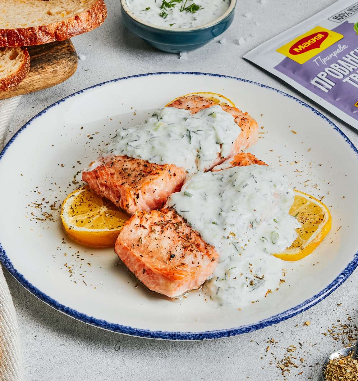 Нежный лосось под сметанно огуречным соусом - рецепт приготовления с фото от Maggi.ru Нежный лосось под сметанно огуречным соусом - рецепт приготовления с фото от Maggi.ru