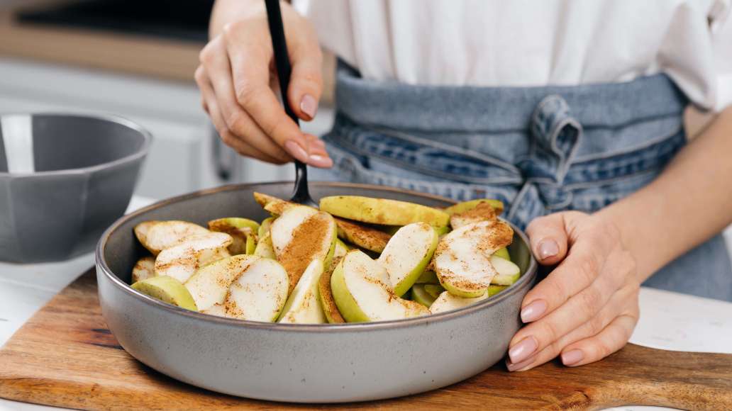 Шаг 2 - Коричная шарлотка с яблоками и орехами в духовке