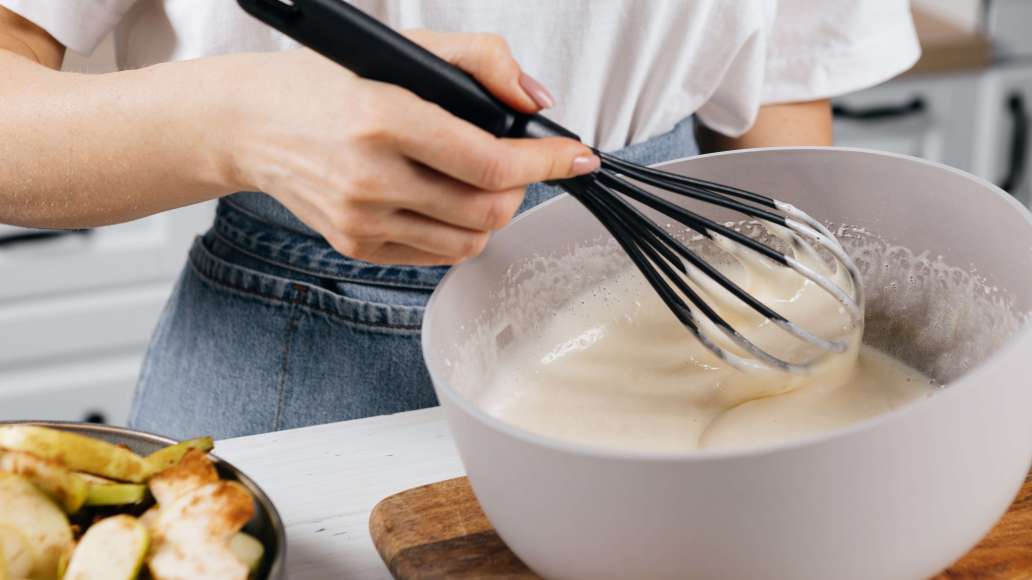 Шаг 3 - Коричная шарлотка с яблоками и орехами в духовке