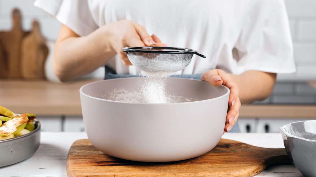 Шаг 4 - Коричная шарлотка с яблоками и орехами в духовке