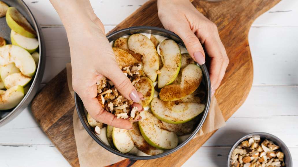 Шаг 5 - Коричная шарлотка с яблоками и орехами в духовке