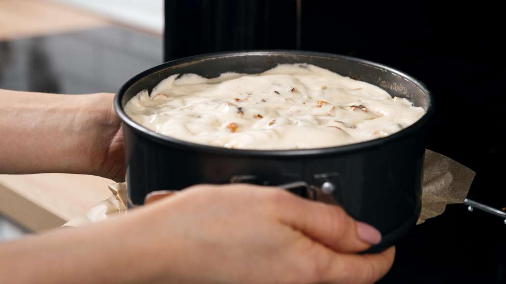Шаг 6 - Коричная шарлотка с яблоками и орехами в духовке