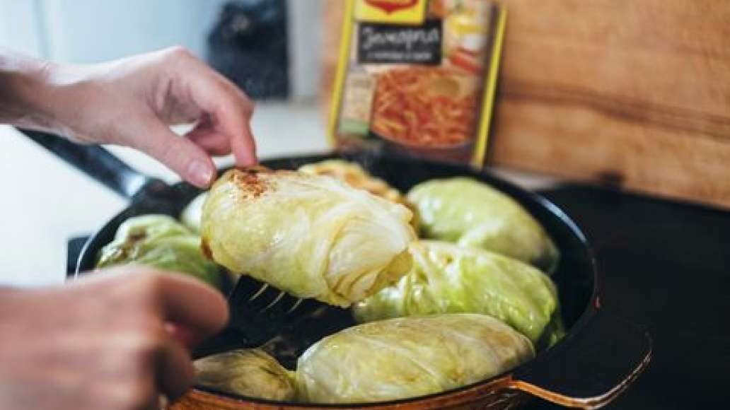 Шаг 2 - Голубцы из молодой капусты с куриным фаршем