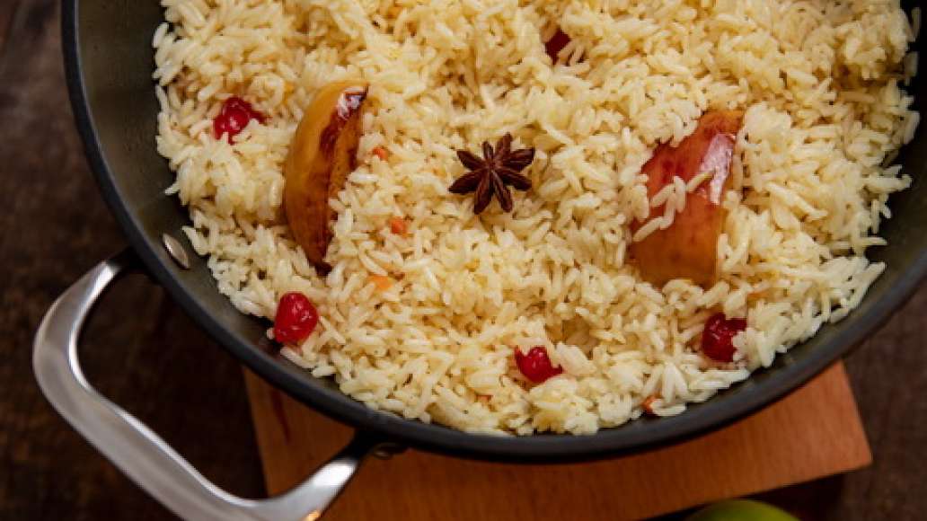 Шаг 3 - Плов сладкий с черносливом и яблоками