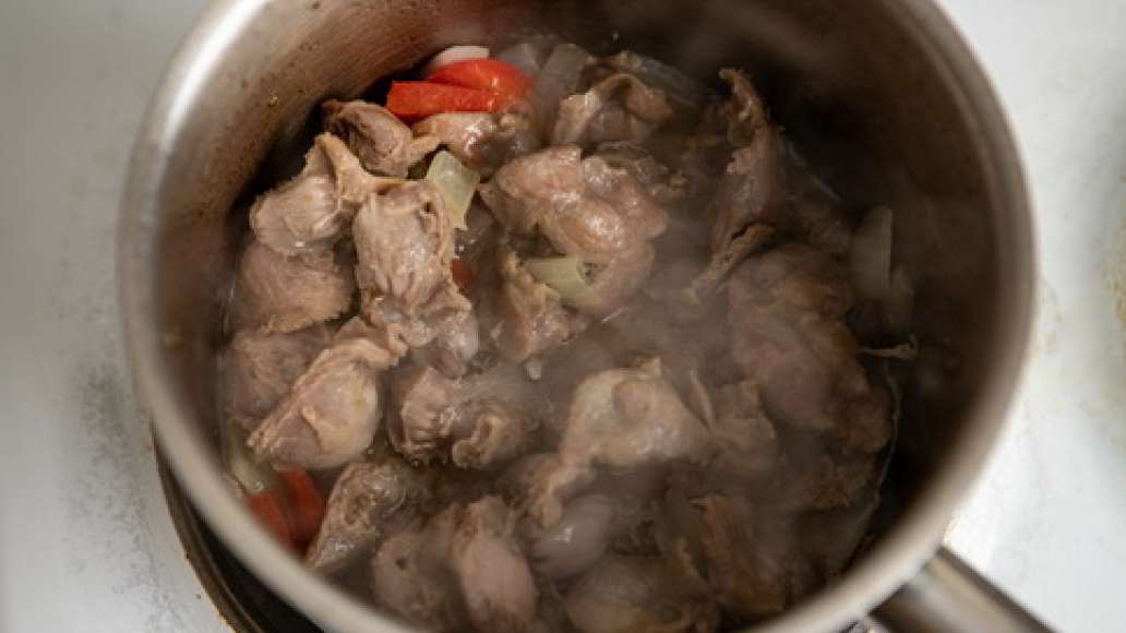 Шаг 2 - Гуляш из куриных желудочков с подливкой