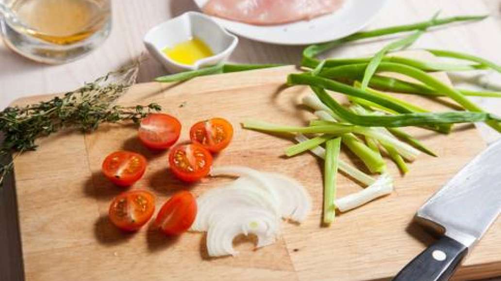 Шаг 1 - Куриная грудка с овощами в пергаменте