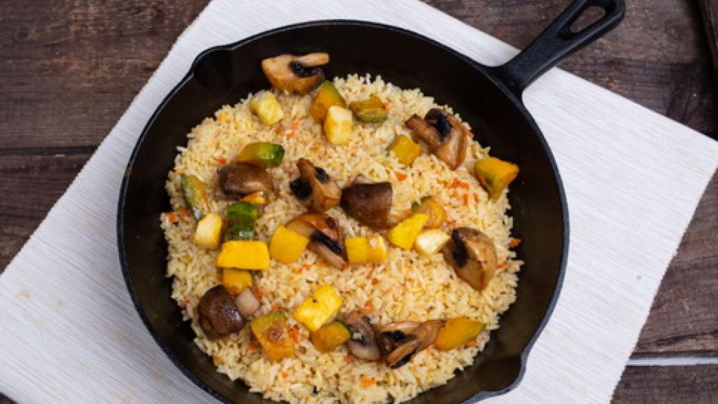 Шаг 3 - Плов на сковороде с грибами и овощами