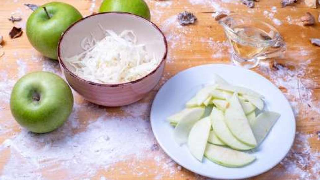 Шаг 3 - Шарлотка из капусты с яблоком