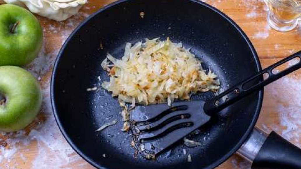 Шаг 4 - Шарлотка из капусты с яблоком