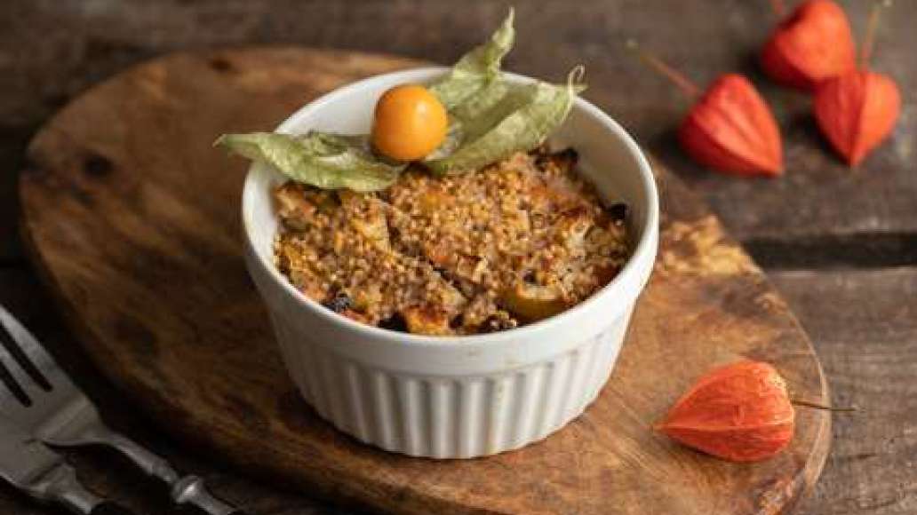 Шаг 4 - Запеканка из пшенной крупы с яблоками и грецкими орехами постная