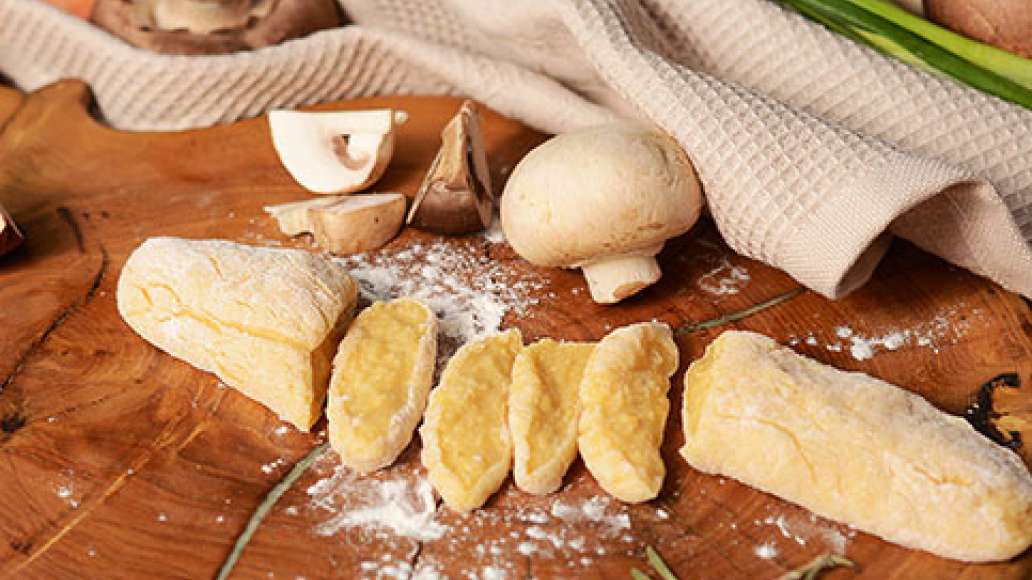 Шаг 4 - Ароматный суп с чесночными галушками и грибами