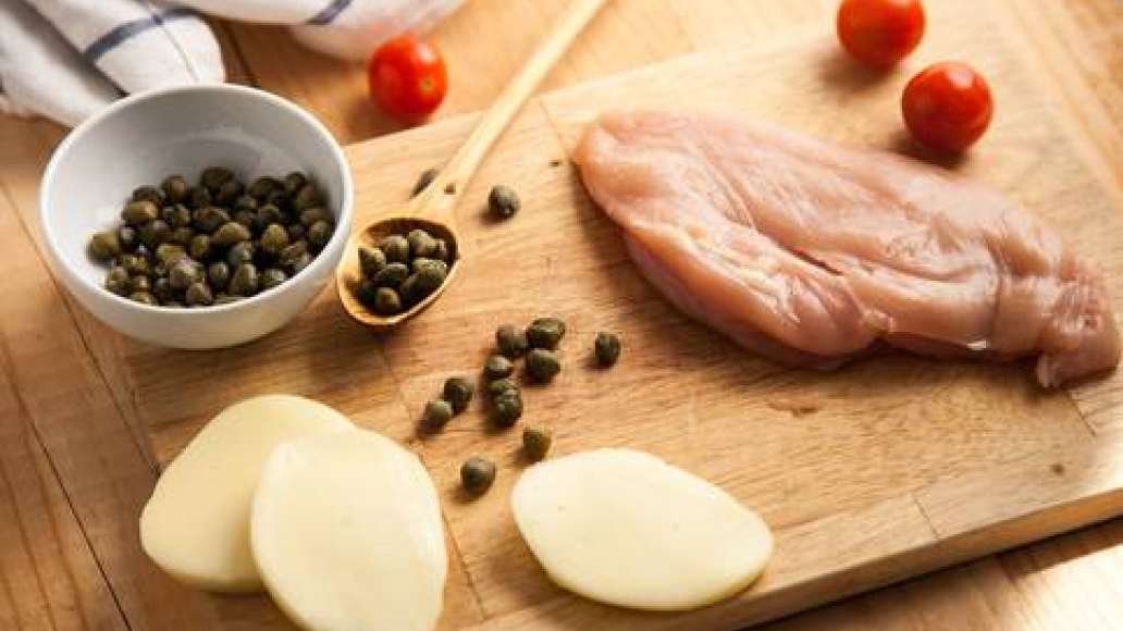 Шаг 1 - Куриная грудка, фаршированная моцареллой и каперсами