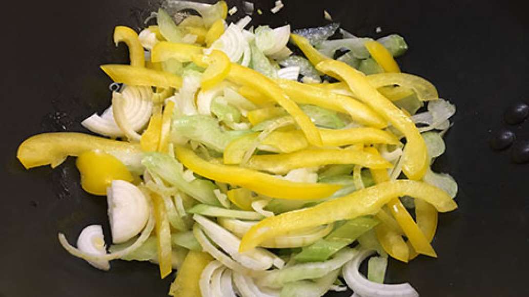 Шаг 1 - Лапша удон с курицей и овощами