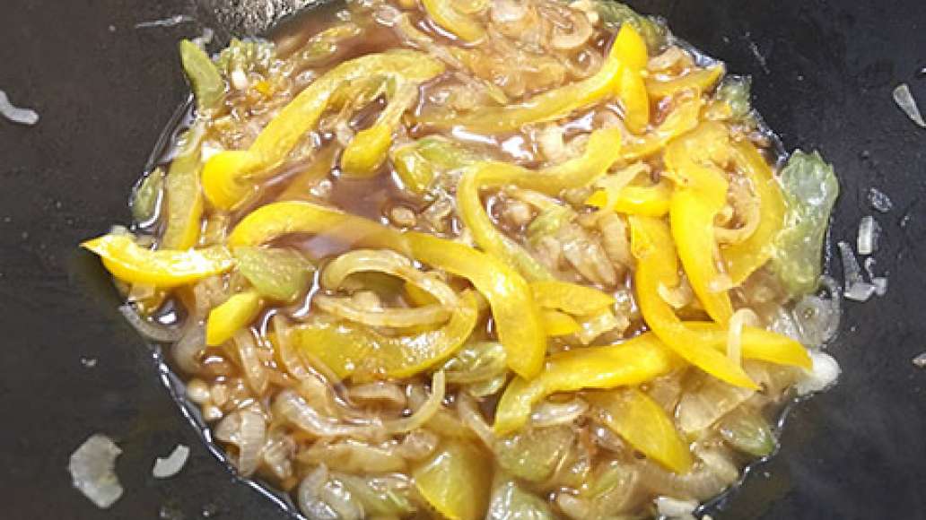 Шаг 2 - Лапша удон с курицей и овощами