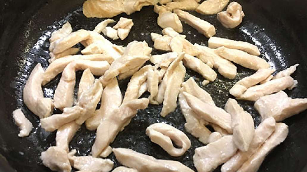 Шаг 3 - Лапша удон с курицей и овощами