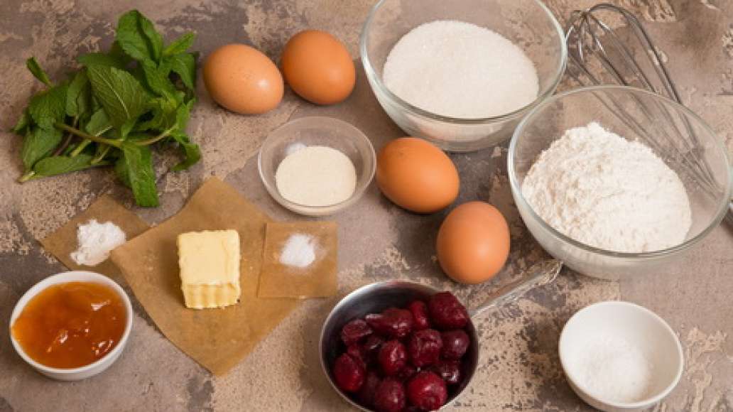 Шаг 1 - Шарлотка с абрикосовым вареньем и вишней