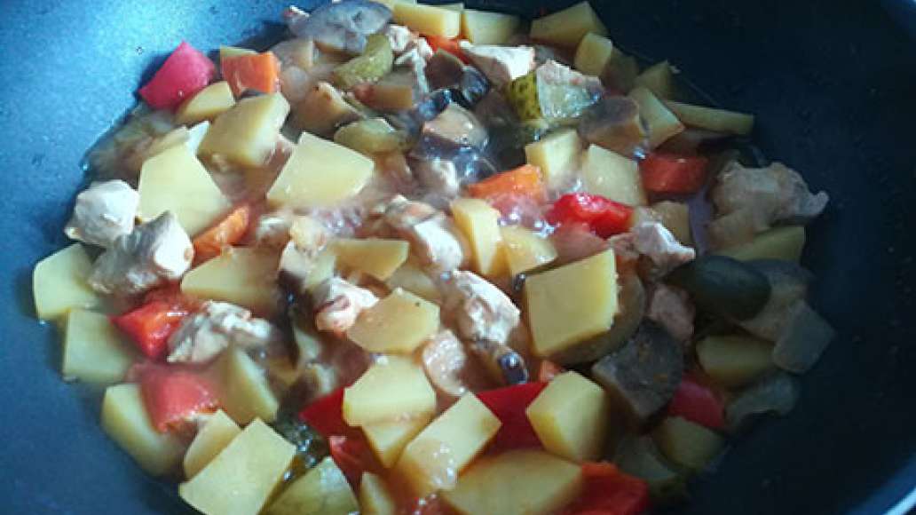 Шаг 6 - Жаркое из индейки с картошкой, огурцом и баклажаном