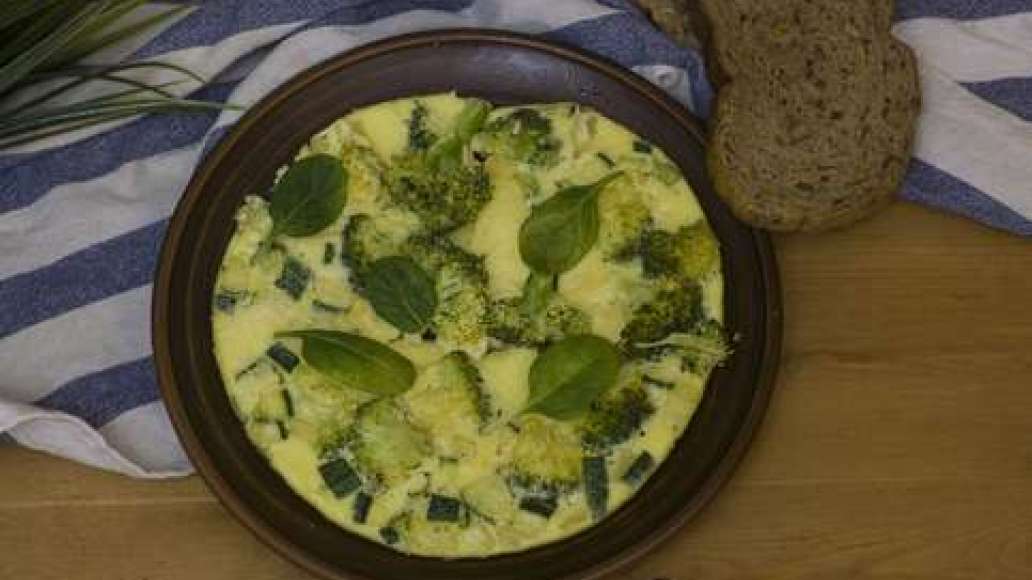 Шаг 10 - Омлет с брокколи, цукини и чесноком