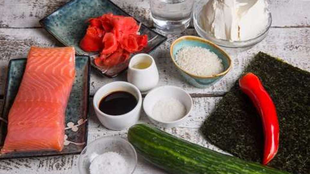 Шаг 1 - Роллы с семгой, огурцом и сливочным сыром со сладким чили