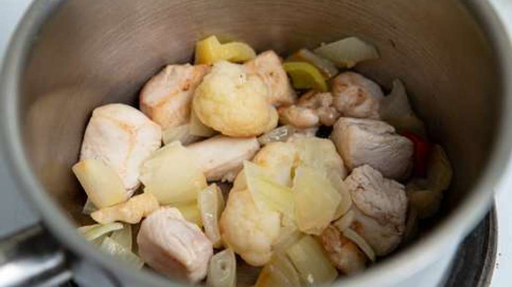 Шаг 2 - Гуляш с макаронами