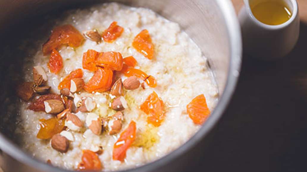 Шаг 2 - Постная овсяная каша с курагой, миндалем и медом