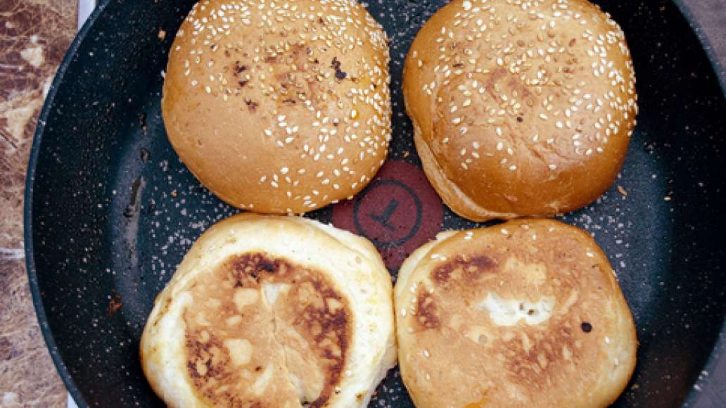 Шаг 3 - Бургер с грибным жюльеном и соусом барбекю