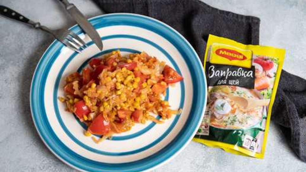 Шаг 3 - Гарнир из капусты с кукурузой и помидорами по-молдавски