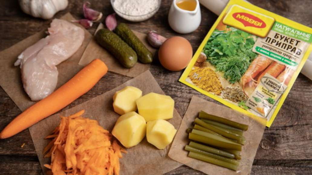 Шаг 1 - Драники в духовке с курицей и соленьями