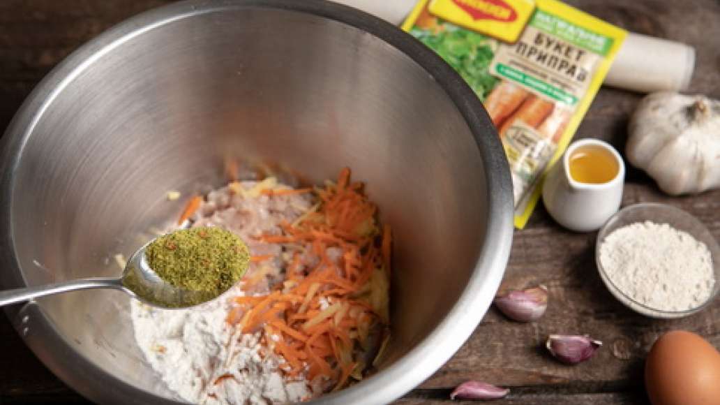 Шаг 2 - Драники в духовке с курицей и соленьями
