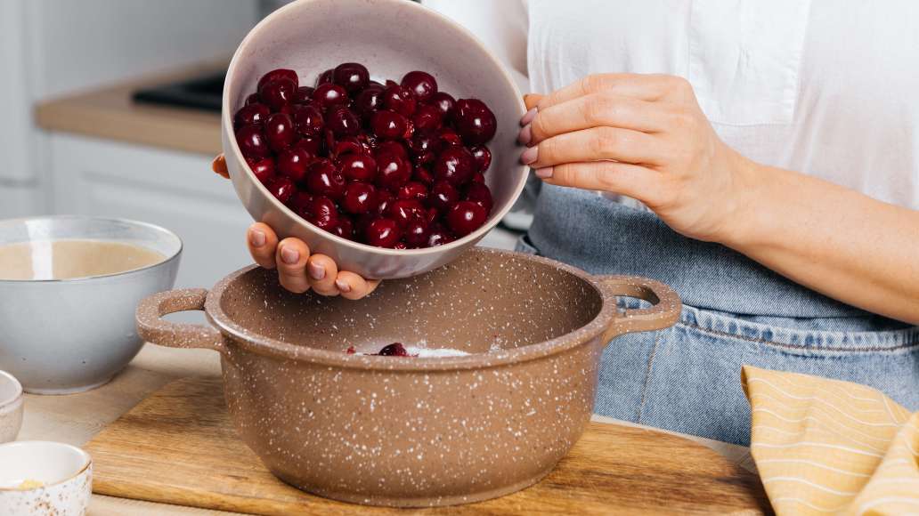 Шаг 1 - Пряное варенье из вишни с кардамоном и корицей