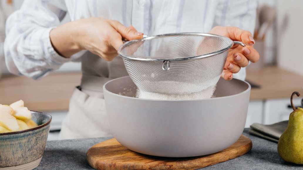Шаг 3 - Нежная шарлотка с грушами на сметанном тесте