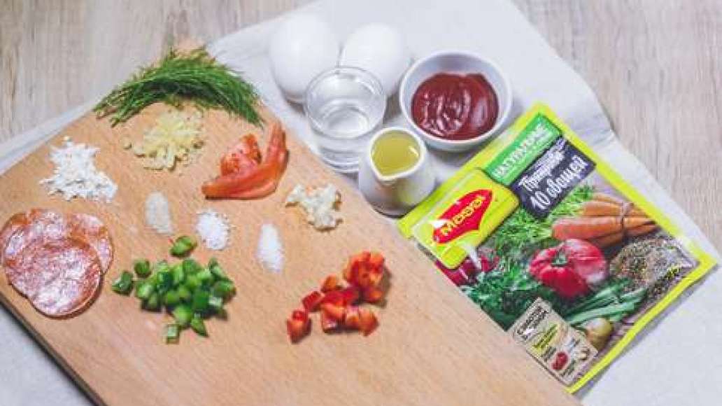 Шаг 1 - Пицца на сковороде с пепперони, томатами и перцем
