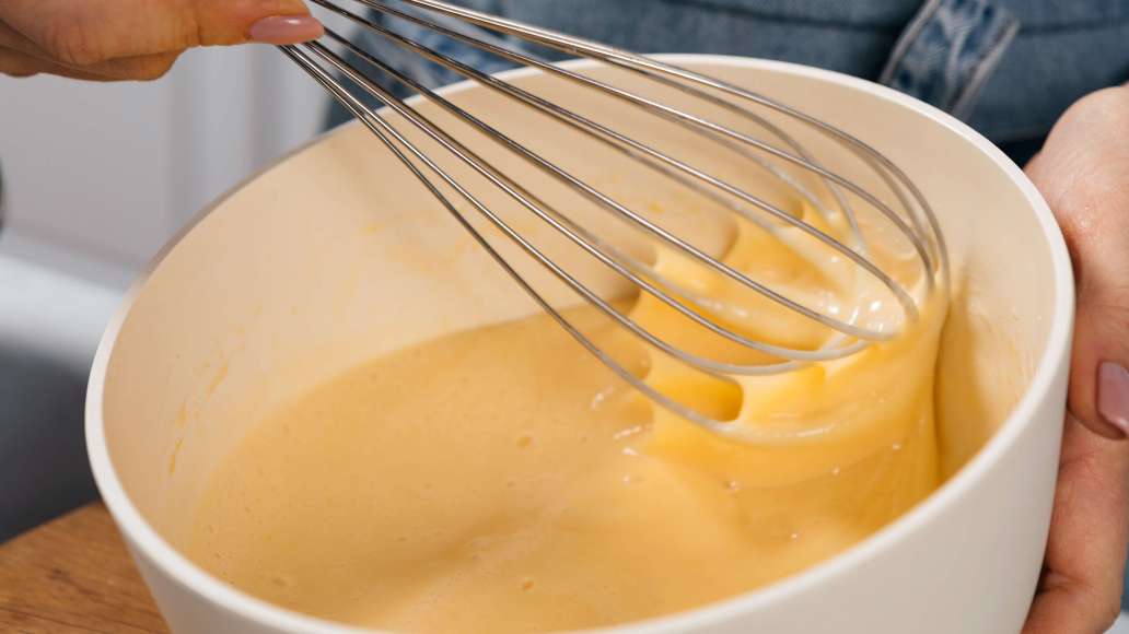 Шаг 2 - Шарлотка с яблоками и изюмом на сгущенном молоке