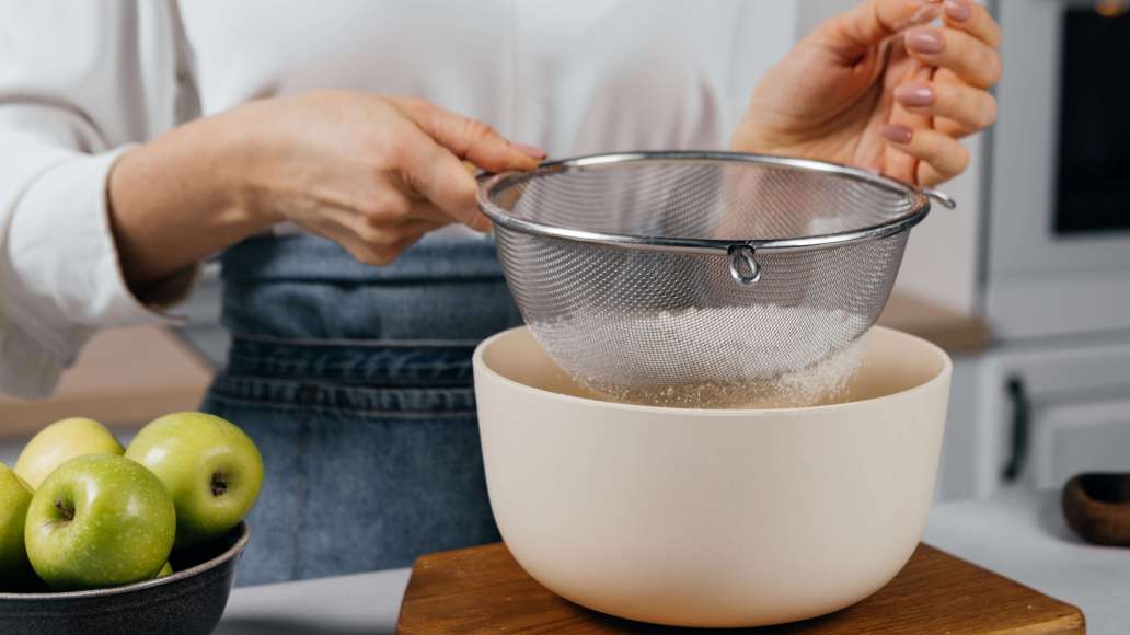 Шаг 3 - Шарлотка с яблоками и изюмом на сгущенном молоке