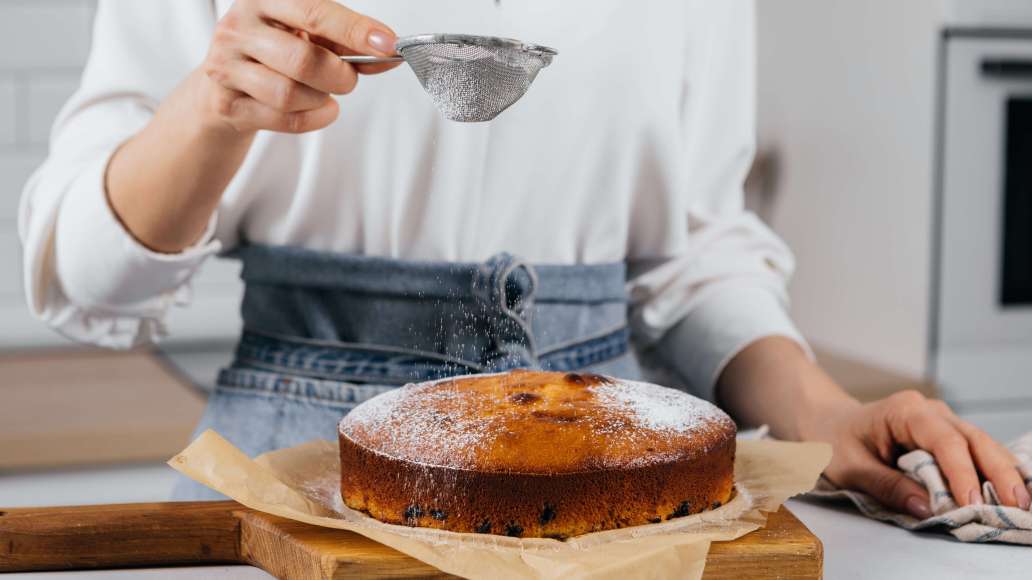 Шаг 5 - Шарлотка с яблоками и изюмом на сгущенном молоке