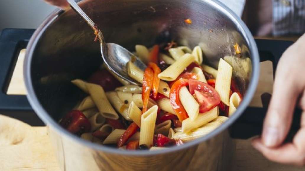 Шаг 3 - Теплый салат с пастой, курицей и сладким перцем