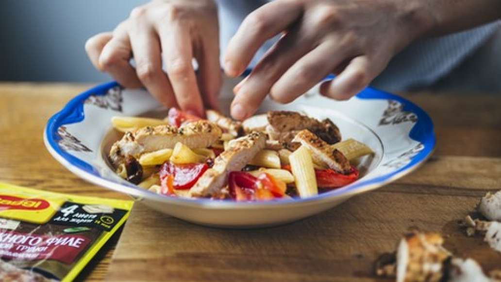 Шаг 6 - Теплый салат с пастой, курицей и сладким перцем
