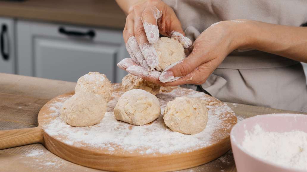 Шаг 4 - Ароматные творожные сырники с яблоками и корицей