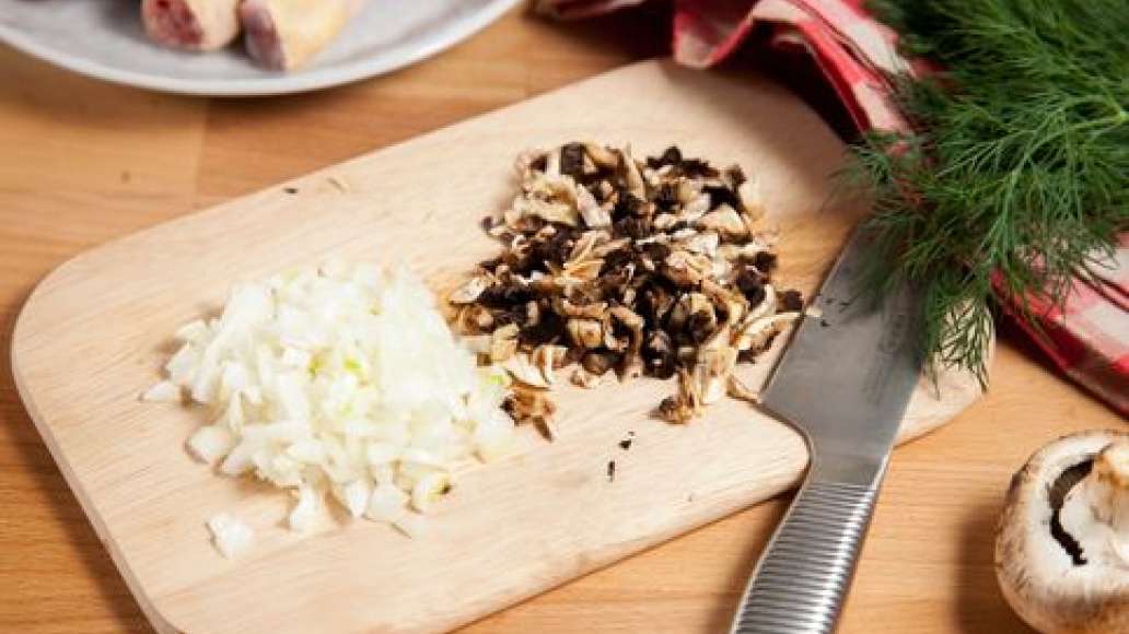 Шаг 2 - Куриные голени, фаршированные гречкой и грибами