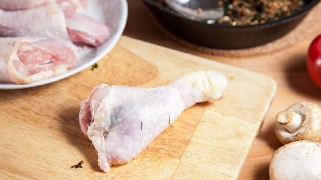 Шаг 6 - Куриные голени, фаршированные гречкой и грибами