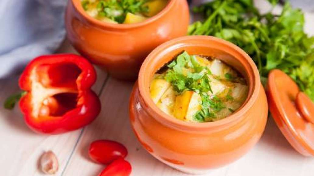 Шаг 6 - Рагу с курицей и овощами в горшочках
