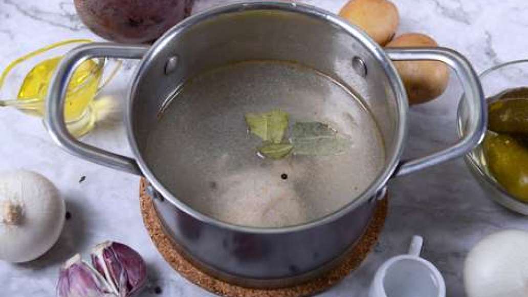 Шаг 2 - Борщ с солёными огурцами