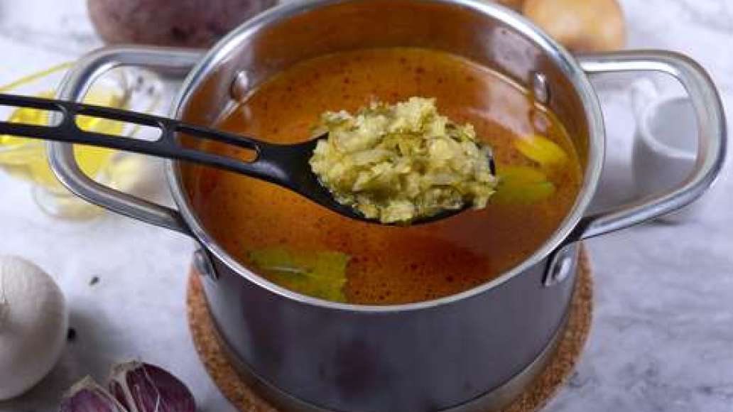Шаг 5 - Борщ с солёными огурцами