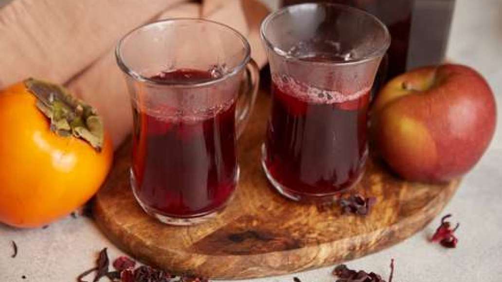 Шаг 3 - Компот с каркаде, яблоками и хурмой